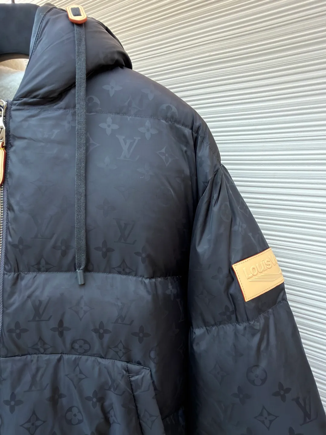 LOUIS VUITTON Presbyopia fleece lining cotton jacket ●Original version: Purchased and developed for 36500 ●Item number: 1680784-E10 ●Fabric: nylon fabric ●Technology: yarn-dyed jacquard production ●Version: fitted version ●Weight: about 1470 grams ●Size: 46-48-50-52 ●Description: The fabric is made of 75D nylon yarn-dyed jacquard fabric. We purchased a Y-version scanned pattern arrangement cycle to make a yarn-dyed pan head, and ordered weaving and dyeing of bulk fabrics. The bottom surface was painted to increase the feel of the fabric. The front panel + pocket double reduction pattern was cut by hand, and the back panel was centered to position the pattern. The inner lining is made of polyester lambswool fabric, and the inner liner is made of 32 0T anti-velvet gallbladder, machine-filled graphene fluffy cloud velvet material, infrared heat storage function, warmth retention ability comparable to down. The epaulettes, anti-slip buckles, and puller pendants are all made of real cowhide with three sets of embossing molds. The inside of the leather tag is filled with silicone material to create a three-dimensional letter effect. The overall wiring is straight and delicate, the fabric is comfortable and soft, and the color is consistent without color difference. It can be matched with the same style to create a fashionable look, and can be used in various occasions. Customized accessories, complete with three standards, same style for men and women!
